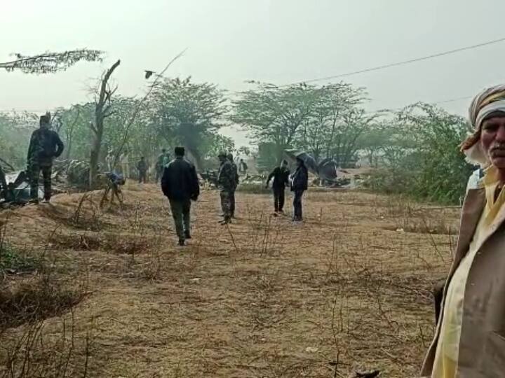 IAF Plane Crash Rajasthan News Sukhoi 30 Fighter Aircraft crash wreck Eyewitness stories search operation is going on in Bharatpur ANN IAF Plane Crash: विमान हादसे की आंखों-देखी, आग का एक गोला जमीन से टकराया और उठा धुएं का गुबार