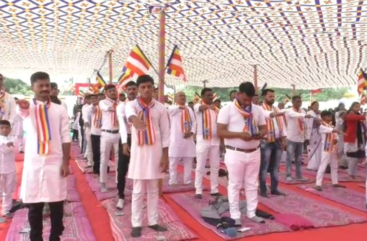 Altogether 250 people converted to Buddhism in Bhavnagar Bhavnagar: ભાવનગરમાં એકસાથે 250 લોકોએ હિન્દૂ ધર્મનો ત્યાગ કરી બૌદ્ધ ધર્મ અપનાવ્યો