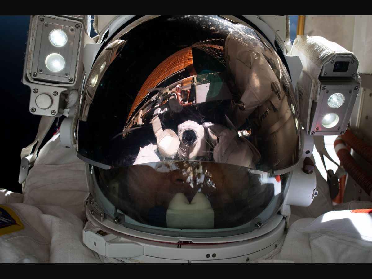 El astronauta de JAXA, Koichi Wakata, se toma una ‘autofoto espacial’ durante una caminata espacial fuera de la ISS.  ver la imagen