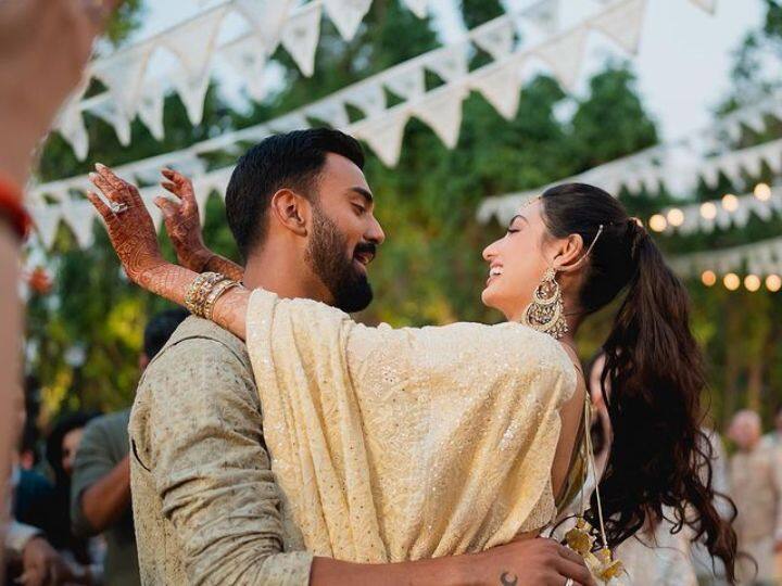 KL Rahul and Athiya Shetty : क्रिकेटर केएल राहुल  बॉलिवूड अभिनेत्री अथिया शेट्टीसोबत 23 जानेवारी रोजी लग्नबंधनात अडकला. ज्यानंतर आता त्याने सोहळ्यातील खास फोटो शेअर केले आहेत.