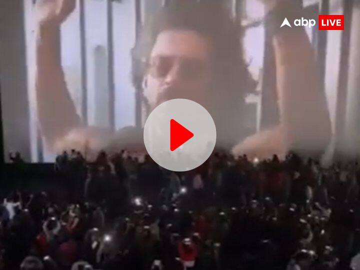 Pathaan movie Release theatre housefull in mumbai crowd overloaded shahrukh khan movie viral video Watch: थिएटर्स हाउसफुल, पठान के गानों पर जमकर झूमे फैंस, पहले नहीं देखा होगा ऐसा वीडियो