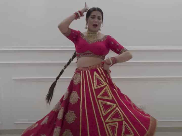 Sapna Choudhary Dance Video On Halwa Sharir see her killer dance moves Sapna Choudhary Video: गुलाबी घाघरा पहने सपना चौधरी ने हिलाया यूपी-बिहार, 'हलवा शरीर' पर लगाए ठुमके जोरदार