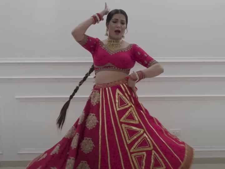 Sapna Choudhary Video: गुलाबी घाघरा पहने सपना चौधरी ने हिलाया यूपी-बिहार, 'हलवा शरीर' पर लगाए ठुमके जोरदार