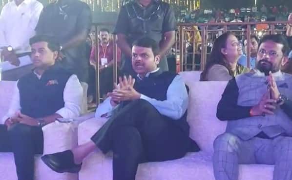 यावेळी फडणवीस म्हणाले की, मैथिली तुम्हाला सरस्वतीचा आशीर्वाद आहे.