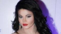 কান্নায় ভেঙে পড়লেও নিজের হাতে মায়ের কফিন বয়ে নিয়ে গেলেন রাখী