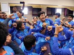 VIDEO: चैंपियन बनने के बाद भारत की बेटियों ने जमकर मनाया जश्न, 'काला चश्मा' गाने पर किया डांस