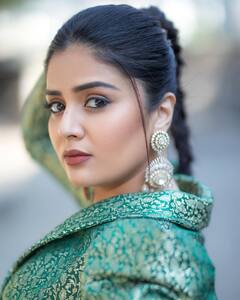 Anchor Sreemukhi: గ్రీన్ డ్రెస్ లో యాంకర్ శ్రీముఖి గ్లామర్ షో