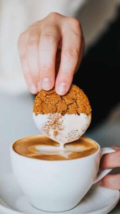 Health Tips : चहाबरोबर चुकूनही 'या' गोष्टी खाऊ नका