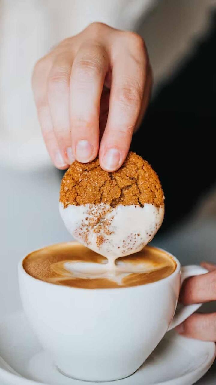 काहींना चहा बिस्किटांबरोबर आवडतो तर काहींना स्नॅक्सबरोबर आवडतो. दिवसभराचा कामाचा थकवा दूर करण्यासाठी असो किंवा बिघडलेला मूड सुधारण्यासाठी चहा प्रत्येक समस्येवर रामबाण उपाय आहे.