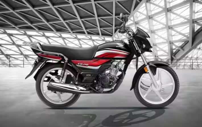 Bike Under 1Lakh: દેશના ઘરેલુ માર્કેટમાં બાઇકનું વેચાણ સૌથી વધુ થાય છે. એટલા માટે અમે તમને અહીં એવી પાંચ બાઇકો વિશે બતાવી રહ્યાં છીએ, જે બજેટ અને માઇલેજ બન્નેના મામલામાં શાનદાર છે, અને તમે જોતાની સાથે જ ખરીદવાનું મન બનાવી લેશો.....