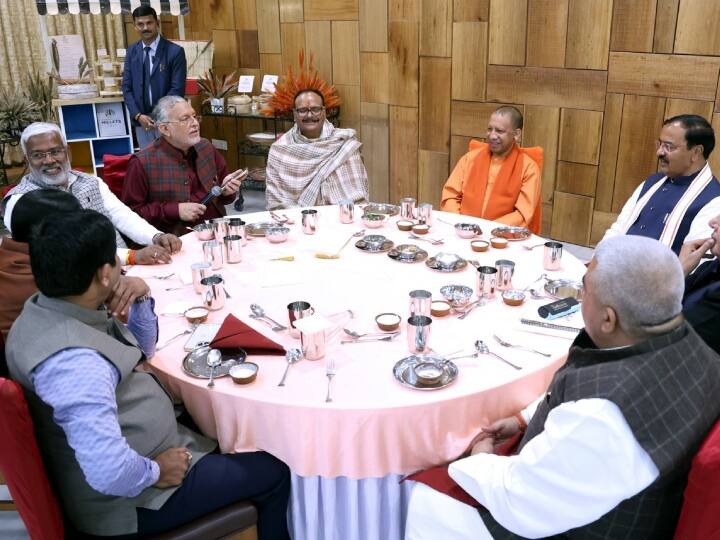 लखनऊ (Lucknow) स्थित मुख्यमंत्री योगी आदित्यनाथ (Yogi Adityanath) के आवास पर शनिवार को रात्रिभोज का आयोजन किया गया. जिसमें दोनों डिप्टी सीएम समेत कई बड़े मंत्री भी नजर आए.