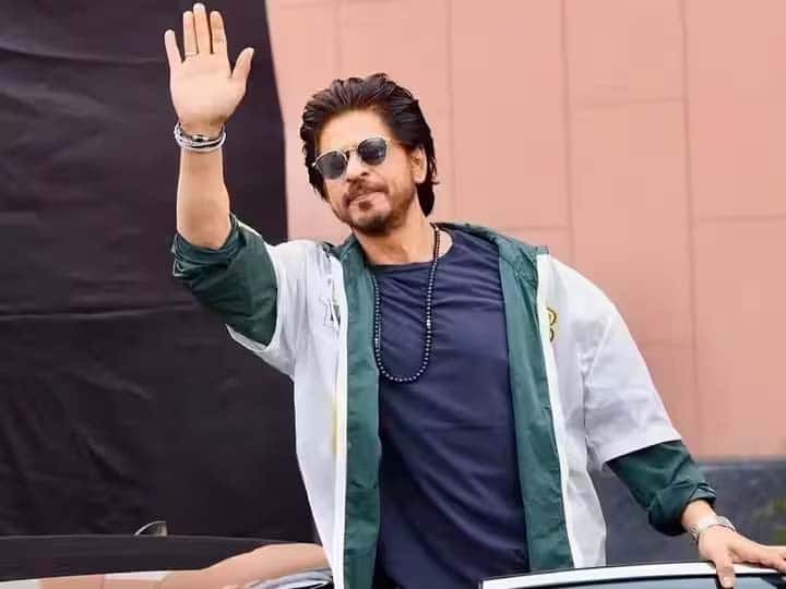Shah Rukh Khan aka SRK waves to fans from his house mannat Mumbai as pathaan cross 450 crores at Worldwide box office collections watch video दमदार 'Pathaan'... गदगद Shah Rukh Khan, फिल्म रिलीज के बाद पहली बार मन्नत से फैंस को कहा शुक्रिया