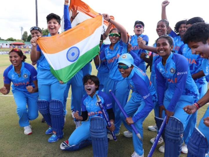 भारतीय टीम ने वीमेंस अंडर-19 टी20 वर्ल्ड कप फाइनल में इंग्लैंड को हराकर खिताब अपने नाम कर लिया है. शेफाली वर्मा की टीम को फाइनल जीतने के लिए 69 रनों की दरकार थी. भारत ने 3 विकेट पर 69 रन बनाकर लक्ष्य हासिल कर लिया. (फोटो क्रेडिट- सोशल मीडिया)
