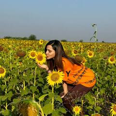 Ashu reddy: పొద్దు తిరుగుడు పూల తోటలో అషూ రెడ్డి