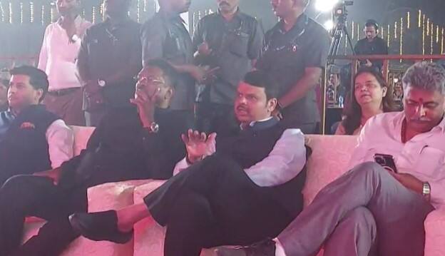 नेहमी ऑनलाईन बघायचे आज प्रत्यक्षात बघत असल्याने थांबणार असल्याचं ते म्हणाले.   यावेळी मैथिली गात असलेला श्लोक उपमुख्यमंत्री फडणवीस देखील गात होते.