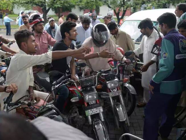 pakistan oil crisis after blackout and inflation now petrol is over ਪਾਕਿਸਤਾਨ 'ਚ ਤੇਲ ਸੰਕਟ ਕਾਰਨ ਸਥਿਤੀ ਨਾਜ਼ੁਕ, ਬਲੈਕਆਊਟ ਤੇ ਮਹਿੰਗਾਈ ਤੋਂ ਬਾਅਦ ਹੁਣ ਪੈਟਰੋਲ ਖ਼ਤਮ!