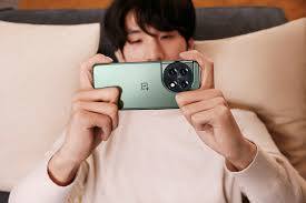 OnePlus 11 5G: वनप्लस 11 5G की बात करें तो इसमें आपको 6.7 इंच क्यूएचडी प्लस एमोलेड डिस्प्ले मिलेगी जो 120 hz के रिफ्रेश रेट को सपोर्ट करेगी. मोबाइल फोन स्नैपड्रैगन 8 जनरेशन टू प्रोसेसर पर काम करेगा. इसमें आपको 16 जीबी रैम और 256gb तक का स्टोरेज ऑप्शन मिलेगा. फोटोग्राफी के लिए फोन में 50 मेगापिक्सल का कैमरा, 40 मेगापिक्सल का दूसरा कैमरा और 32 मेगापिक्सल का तीसरा कैमरा होगा जबकि फ्रंट में सेल्फी और वीडियो कॉलिंग के लिए 16 मेगापिक्सल का कैमरा मिलेगा.