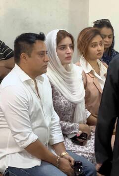 Rakhi Sawant Mother: मां के अंतिम संस्कार में फूट-फूट कर रोईं राखी सावंत, रश्मि देसाई समेत पहुंचे ये सेलेब्स