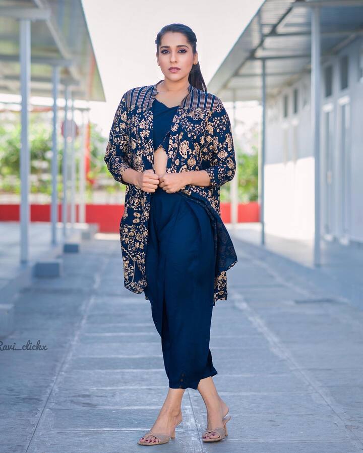 చిట్టినడుముతో వయ్యారంగా ఫోటోలకు ఫోజలిస్తోంది రష్మీ గౌతమ్. -Image Credit: Rashmi Gautham/Instagram