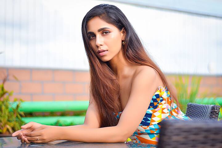 Veebha Anand: ‘बालिका वधू’ में ‘सुगना’ का किरदार निभाने वालीं वीभा आनंद भी काफी समय से टीवी से दूर हैं. उन्होंने ‘सुगना’ के रोल से काफी पॉपुलैरिटी हासिल की थी. ‘बालिका वधू’ के बाद वह कई टीवी शोज और फिल्मों में दिखीं, लेकिन उन्हें कुछ खास पॉपुलैरिटी नहीं मिली.