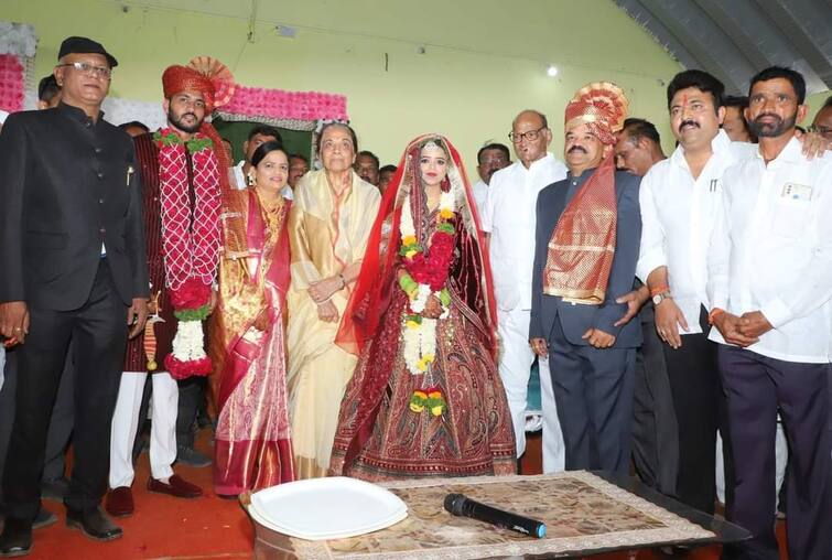 Sharad Pawar attend party worker daughter wedding in solapur marvade Sharad Pawar: असेही अनोखे नाते , ब्याऐंशीव्या वर्षी पवार सपत्नीक पोहचले  मंगळवेढ्यात  लग्नाला