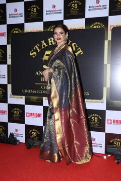 Stardust Awards: साड़ी पहन सज-धजकर अवॉर्ड फंक्शन में पहुंचीं रेखा, ट्रेडिशनल लुक ने खींचा सबका ध्यान, देखिए तस्वीरें