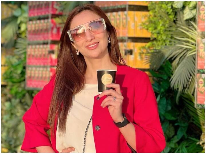 शाहरुख की तारीफ करना पाकिस्तानी अभिनेत्री को पड़ा भारी, यूजर्स बोले- ध्यान खींचने की अच्छी कोशिश Pakistani actor Anoushey Ashraf calls Shah Rukh universal superstar users says people saying she made statement to get noticed by SRK शाहरुख की तारीफ करना पाकिस्तानी अभिनेत्री को पड़ा भारी, यूजर्स बोले- ध्यान खींचने की अच्छी कोशिश