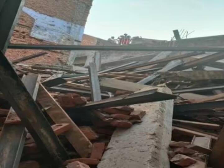 Delhi News Under construction house collapses in Najafgarh rescue operation underway Delhi News: दिल्ली के नजफगढ़ में एक निर्माणाधीन मकान गिरा, एक व्यक्ति घायल, मलबे में कई लोगों के दबने की आशंका