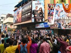 दिव्यांग दोस्त को कंधे पर लादकर थिएटर पहुंचा शाहरुख का दीवाना, फैन्स में दिखा पठान फिल्म का जबरदस्त क्रेज