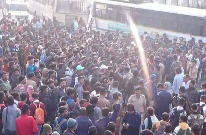 Junior Clerk Paper Leak:  The examinees protested at the Godhra bus stand જૂનિયર ક્લાર્ક પરીક્ષાનું પેપર ફૂટી જતાં ગોધરા બસ સ્ટેન્ડમાં પરીક્ષાર્થીઓએ હોબાળો કર્યો