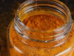 कोई महंगी ट्रीटमेंट नहीं... सिर्फ हल्दी लगाने से ही ठीक हो सकती है स्किन की ये समस्या, आप भी कीजिए ट्राई