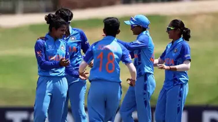 U19 Women's T20 WC Final New Zealand Allout on 68 India got 69 runs target to win World Cup U19 Women's T20 WC Final : भारतीय संघाकडून उत्कृष्ट गोलंदाजीचं प्रदर्शन, विश्वचषक जिंकण्यासाठी 69 धावाचं माफक आव्हान