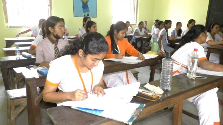 Madhyamik Examinees Of Kamarhati Municipality Area Take Mock Test As MLA Madan Mitra Took Initiative North 24 Parganas:মদন মিত্র ও কামারহাটি পুরসভার উদ্যোগে শুরু মাধ্যমিক পরীক্ষার্থীদের মক টেস্ট, পরীক্ষায় এলাকায় হাজার পরীক্ষার্থী