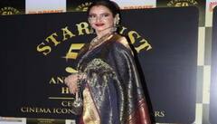 Stardust Awards : ਸਾੜ੍ਹੀ ਪਹਿਨ ਕੇ ਐਵਾਰਡ ਫੰਕਸ਼ਨ 'ਚ ਪਹੁੰਚੀ ਰੇਖਾ, ਟ੍ਰੇਡਿਸ਼ਨਲ ਲੁੱਕ ਨੇ ਖਿੱਚਿਆ ਸਾਰਿਆਂ ਦਾ ਧਿਆਨ, ਵੇਖੋ ਤਸਵੀਰਾਂ