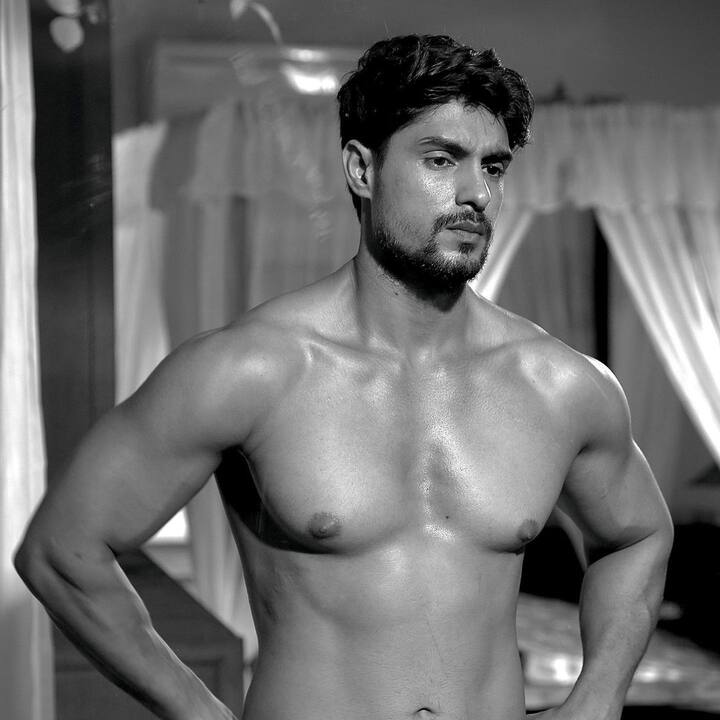 अंकित के मना करने पर उस शख्स ने कहा, 'ठीक है, आप इसे नहीं करना चाहते, लेकिन कम से कम मुझे इसे छूने तो दीजिए.. ऊपर से ही है.. मैं चौंक गया था और अपने आप से पूछने लगा कि आखिर यहां क्या हो रहा है?