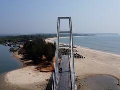 काय ती झाडी.. काय तो समुद्र...  वेंगुर्ल्यातील झुलता पुल आकर्षणाचं केंद्र