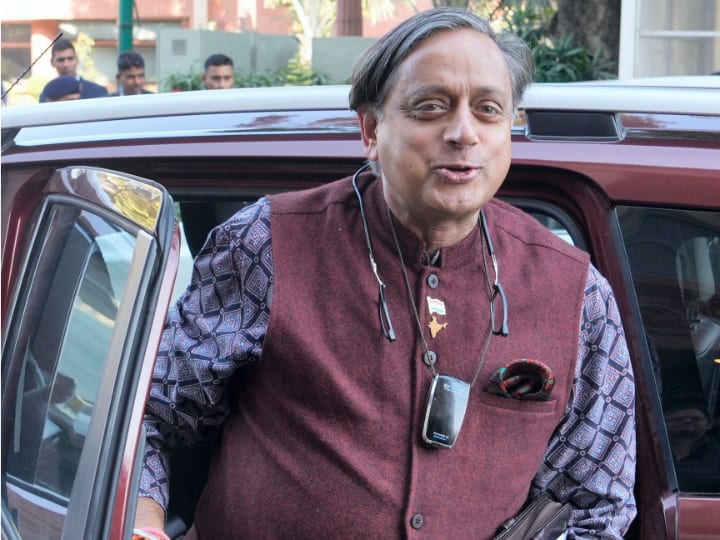 Congress leader Shashi Tharoor Slams Hindi Rashtravadis Over Spelling Mistake In R Day poll On Government Website सरकारी वेबसाइट पर गणतंत्र दिवस के पोल में शशि थरूर ने ढूंढ़ ली गलती, हिंदी राष्ट्रवादियों को लिया निशाने पर