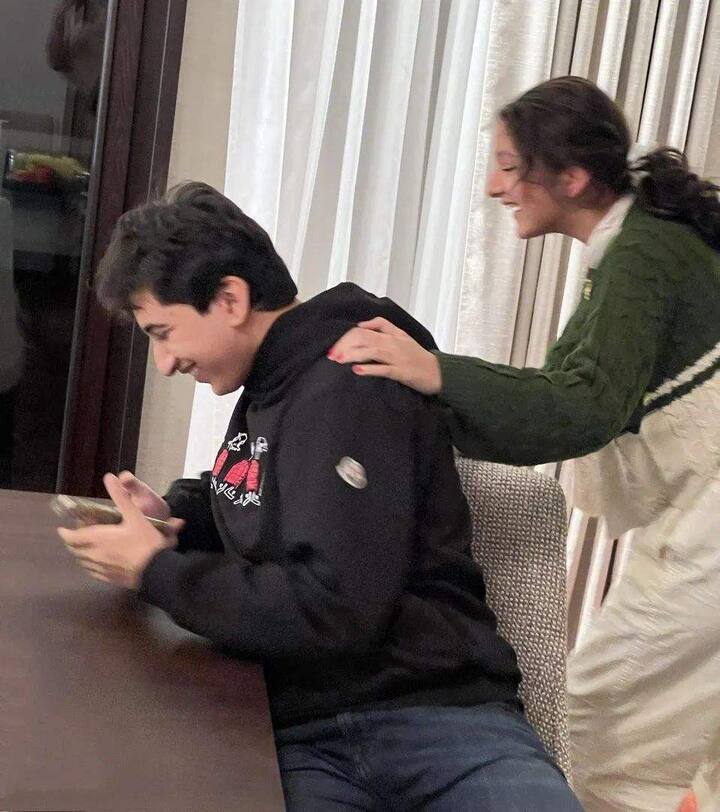 మహేష్ బాబు పిల్లలు సితార, గౌతమ్ సోషల్ మీడియాలో బాగా యాక్టివ్ గా ఉంటారు. Photo Credit: SitaraGhattamaneni/Instagram