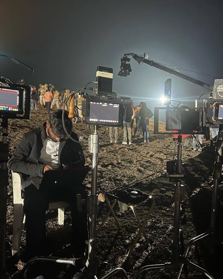 इस बार गदर 2 में तारा अपने बेटे की जान बचाने के लिए पाकिस्तान में तबाही मचाने वाला है. हालांकि, 'गदर 2' में दर्शकों को तारा-सकीना की लव स्टोरी दोबारा याद भी करवाई जाएगी.