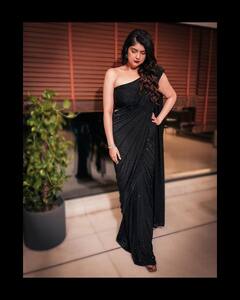 Anshula Kapoor PHOTO: બ્લેક સાડીમાં કાતિલ પોઝ આપતી જોવા મળી અંશુલા કપૂર