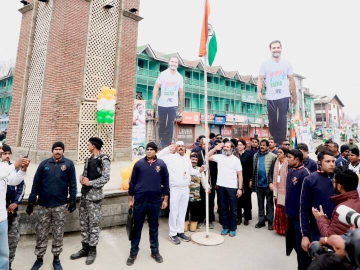 लाल चौक पर तिरंगा लहराकर बाले राहुल गांधी, 'भारत से किया वादा पूरा हुआ, नफरत हारेगी, मोहब्बत जीतेगी' Bharat Jodo Yatra end date Lal chowk rahul gandhi hosted lal chowk indian flag लाल चौक पर तिरंगा लहराकर बाले राहुल गांधी, 'भारत से किया वादा पूरा हुआ, नफरत हारेगी, मोहब्बत जीतेगी'