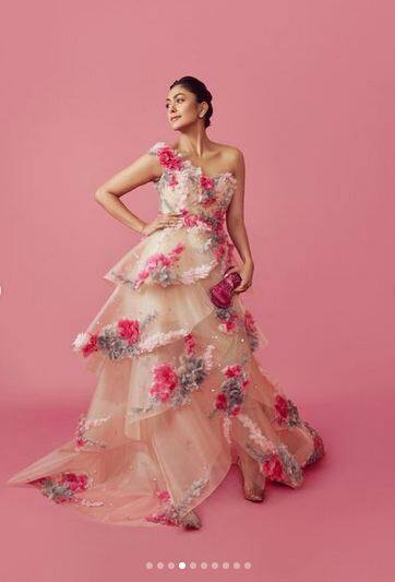 ਪਿੰਕ ਗਾਊਨ 'ਚ ਕਿਸੇ ਰਾਜਕੁਮਾਰੀ ਤੋਂ ਘੱਟ ਨਹੀਂ ਲੱਗ ਰਹੀ ਹੈ ਮ੍ਰਿਣਾਲ ਠਾਕੁਰ