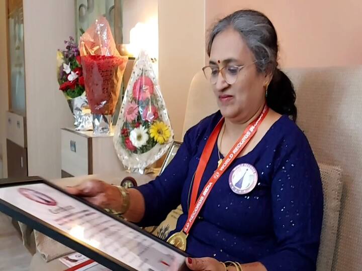 पण मग याचे मोठे काहीतरी करावे या उद्देशाने त्यांनी पुढाकार घेतला आणि सप्टेंबर महिन्याच्या 22 तारखेपासून त्यांनी भावार्थ दीपिका अर्थात ज्ञानेश्वरी हा ग्रंथ उलट्या अक्षरात लिहिण्यासाठी घेतला आणि तो अवघ्या 100 दिवसात संपूर्ण लिहून पूर्ण केला.