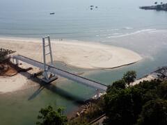 काय ती झाडी.. काय तो समुद्र...  वेंगुर्ल्यातील झुलता पुल आकर्षणाचं केंद्र