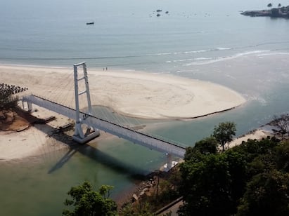 झुलत पूल वेंगुर्लेत समुद्र किनारा आणि मांडवी खाडी संगमावर बांधण्यात आल आहे.
