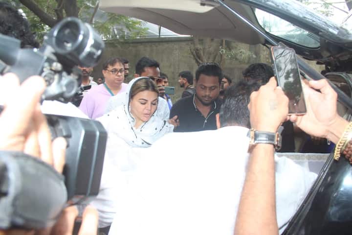Rakhi and Adil Khan Durrani visited Dr. RN Cooper Municipal General Hospital in Mumbai today to make arrangements for her funeral.