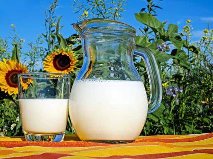 Milk Benefits: ग्लोइंग स्किन से लेकर मोटापे से बचाने तक, दूध पीने के हैं कई फायदे