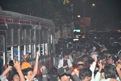 Shah Rukh Khan के फैंस की 'मन्नत' पूरी, 400 करोड़ का धमाका करने के बाद फैंस मिले 'पठान'