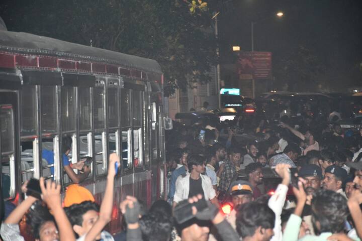 इस सब के बीच, शाहरुख खान ने रविवार को अपने घर मन्नत के बाहर जमा हुए फैंस का अभिवादन किया.