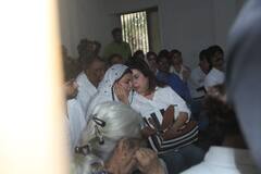 Rakhi Sawant Mother Death: राखी सावंत का दुख बांटने पहुंची फराह खान, अंतिम संस्कार में हुईं शामिल | PICS